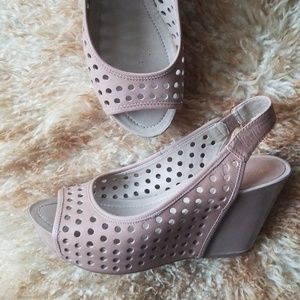 Kenneth Cole Reaction Beige Wedges